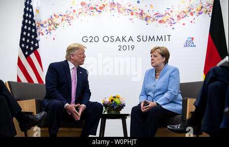 Osaka, Japan. 28 Juni, 2019. Bundeskanzlerin Angela Merkel (CDU) und Donald Trump, Präsident der Vereinigten Staaten von Amerika (USA), am Rande des G20-Gipfels zu Gesprächen treffen. Die Staats- und Regierungschefs der 19 führenden Industrieländern und aufstrebenden Ländern und der Europäischen Union treffen sich auf dem G20-Gipfel in Osaka (Japan) am 28. und 29. Juni 2019. Quelle: Bernd von Jutrczenka/dpa/Alamy leben Nachrichten Stockfoto