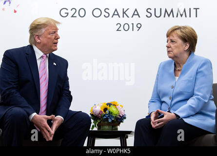 Osaka, Japan. 28 Juni, 2019. Bundeskanzlerin Angela Merkel (CDU) und Donald Trump, Präsident der Vereinigten Staaten von Amerika (USA), am Rande des G20-Gipfels zu Gesprächen treffen. Die Staats- und Regierungschefs der 19 führenden Industrieländern und aufstrebenden Ländern und der Europäischen Union treffen sich auf dem G20-Gipfel in Osaka (Japan) am 28. und 29. Juni 2019. Quelle: Bernd von Jutrczenka/dpa/Alamy leben Nachrichten Stockfoto