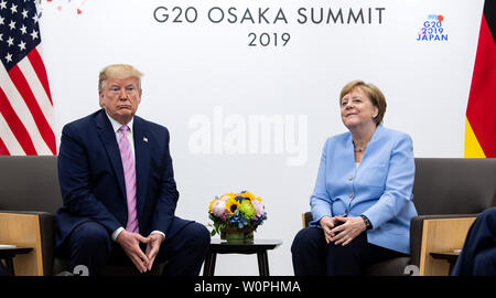 Osaka, Japan. 28 Juni, 2019. Bundeskanzlerin Angela Merkel (CDU) und Donald Trump, Präsident der Vereinigten Staaten von Amerika (USA), am Rande des G20-Gipfels zu Gesprächen treffen. Die Staats- und Regierungschefs der 19 führenden Industrieländern und aufstrebenden Ländern und der Europäischen Union treffen sich auf dem G20-Gipfel in Osaka (Japan) am 28. und 29. Juni 2019. Quelle: Bernd von Jutrczenka/dpa/Alamy leben Nachrichten Stockfoto