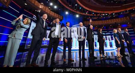 Miami, Florida, USA. 27 Juni, 2019. Demokratische Präsidentschaftskandidaten Debatte über die zweite Nacht in Miami. (Von L) Marianne Williamson, John Hickenlooper, Andrew Yang, Pete Buttigieg, Joe Biden, Senator Bernie Sanders (D-VT), Sen Kamala Harris (D-CA), Sen. Kirsten Gillibrand (D-NY). Credit: Paul Hennessy/Alamy leben Nachrichten Stockfoto