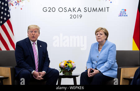 Osaka, Japan. 28 Juni, 2019. Bundeskanzlerin Angela Merkel (r, CDU) und Donald Trump, Präsident der Vereinigten Staaten von Amerika (USA), am Rande des G20-Gipfels zu Gesprächen treffen. Die Staats- und Regierungschefs der 19 führenden Industrieländern und aufstrebenden Ländern und der Europäischen Union treffen sich auf dem G20-Gipfel in Osaka (Japan) am 28. und 29. Juni 2019. Quelle: Bernd von Jutrczenka/dpa/Alamy leben Nachrichten Stockfoto