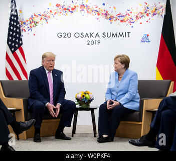 Osaka, Japan. 28 Juni, 2019. Bundeskanzlerin Angela Merkel (r, CDU) und Donald Trump, Präsident der Vereinigten Staaten von Amerika (USA), am Rande des G20-Gipfels zu Gesprächen treffen. Die Staats- und Regierungschefs der 19 führenden Industrieländern und aufstrebenden Ländern und der Europäischen Union treffen sich auf dem G20-Gipfel in Osaka (Japan) am 28. und 29. Juni 2019. Quelle: Bernd von Jutrczenka/dpa/Alamy leben Nachrichten Stockfoto