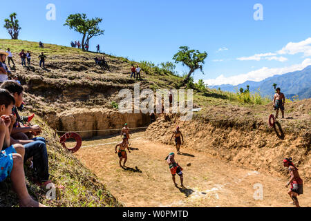 San Andrés Semetabaj, Atitlan See, Guatemala - November 10, 2018: Lokale indigene Maya Männer spielen Maya Ballspiel in ballgame Gericht als Zuschauer verfolgen. Stockfoto