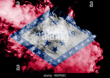 Die Flagge der US-Staat Arkansas in gegen ein grauer Rauch am Tag der Unabhängigkeit in verschiedenen Farben blau rot und gelb. Politische ein Stockfoto