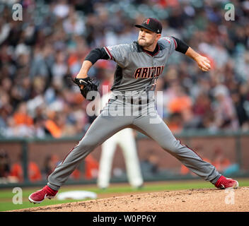 San Francisco, Kalifornien, USA. 27 Juni, 2019. Arizona Diamondbacks Krug Alex Jung (49) liefert aus dem Hügel, während ein MLB-Spiel zwischen den Arizona Diamondbacks und die San Francisco Giants bei Oracle Park in San Francisco, Kalifornien. Valerie Shoaps/CSM/Alamy leben Nachrichten Stockfoto