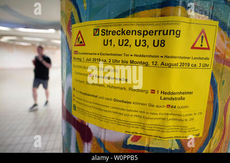 27. Juni 2019, Hessen, Frankfurt/Main: Ein Stück Papier am Dornbusch Bushaltestelle informiert die Fahrgäste, die die Leitung über die geschlossen werden soll. Ab 29.06., wird die Stadt die meisten seiner Nord-Süd-Verbindung und somit die verkehrsreichste Strecke mit bis zu 120.000 Fahrgäste täglich schließen. (Dpa' Frankfurt schließt am meisten verwendeten U-Bahn Line") Foto: Boris Roessler/dpa Stockfoto