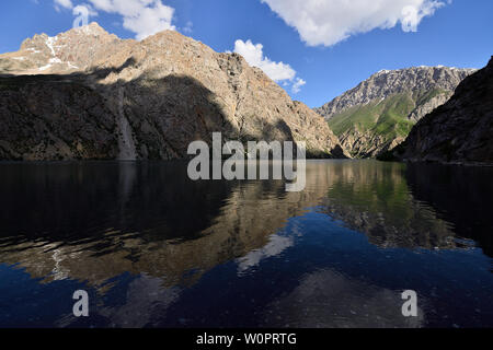 Fan Gebirge in Tadschikistan sind eine von Zentralasien ist Premier trekking Ziel. Die schöne sieben See Trek von penjikent. Blick auf den See nu Stockfoto