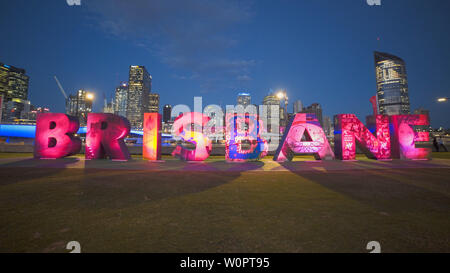 BRISBANE, Australien - März 7, 2017: Nachtansicht der G 20 Brisbane Buchstaben in Rot beleuchtet Stockfoto