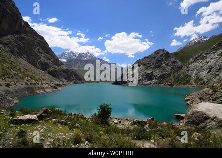 Fan Gebirge in Tadschikistan sind eine von Zentralasien ist Premier trekking Ziel. Die schöne sieben See Trek von penjikent. Blick auf den See nu Stockfoto