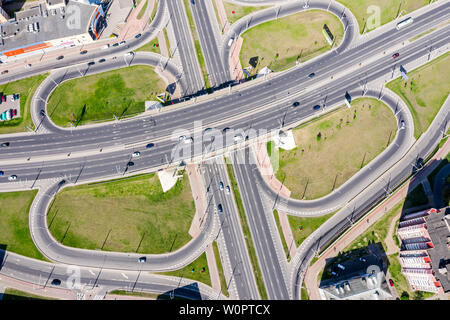 Luftaufnahme von Highway in die Stadt. nach oben Blick auf die Straße Stockfoto