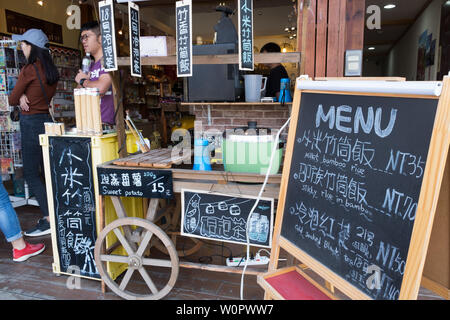 Nantou, Taiwan - 01 Mar 2019: Stadtbild von Nantou. Nantou ist eine kleine Stadt, aber es ist sehr berühmt wegen der Sun Moon Lake. Stockfoto