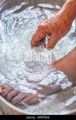 Die Badewanne Bombe im Wasser Stockfoto