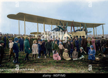 John Alcock und Arthur Brown waren britische Piloten, die 1919 den ersten transatlantischen Nonstop-Flug absolvierten. Sie flogen einen modifizierten Vickers Vimy-Bomber aus dem Ersten Weltkrieg von St. John’s, Neufundland, nach Clifden, County Galway, Irland. Der Flug dauerte 16 Stunden und war voller Herausforderungen, einschließlich abgrundhaftem Wetter und Navigationsproblemen. Trotz einer grazlosen Landung in einem Moor war ihre Reise ein Triumph und ein bedeutender Meilenstein in der Luftfahrtgeschichte. Sie wurden von König Georg V. für ihre Leistung zum Ritter geschlagen. Stockfoto