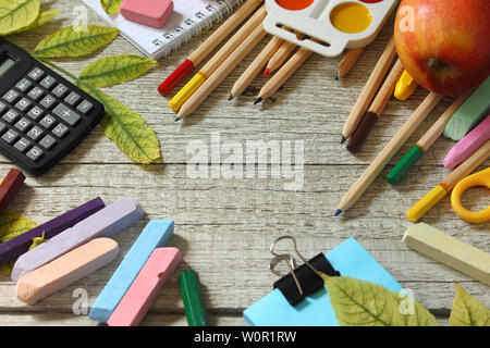 Zurück zu Hintergrund Schule. Tabelle mit Apple, Schulbedarf, Schreibwaren, Bleistifte. Stockfoto