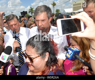 HOMESTEAD, Florida - Juni 27: demokratische Präsidentschaftskandidaten Beto O'Rourke steht auf einer Leiter, als er in der Einrichtung, die Kinder mit Migrationshintergrund vor einer Haftanstalt aussieht. Die umstrittene gemeinnützige Detention Center hält rund 2.300 Kinder im Alter von 13 bis 17, die in der Obhut des Ministeriums für Gesundheitswesen und soziale Dienste platziert worden, nachdem an der Grenze festgehalten wird am 27. Juni 2019. Am 26. Juni 2019 in Homestead Florida Personen: Beto O'Rourke Stockfoto