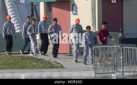 HOMESTEAD, Florida - Juni 27: Atmosphäre der Einrichtung, die mit Kindern von Migranten vor einer Haftanstalt. Die umstrittene gemeinnützige Detention Center hält rund 2.300 Kinder im Alter von 13 bis 17, die in der Obhut des Ministeriums für Gesundheitswesen und soziale Dienste platziert worden, nachdem an der Grenze festgehalten wird am 27. Juni 2019. Am 26. Juni 2019 in Homestead Florida Personen: Atmosphäre Stockfoto