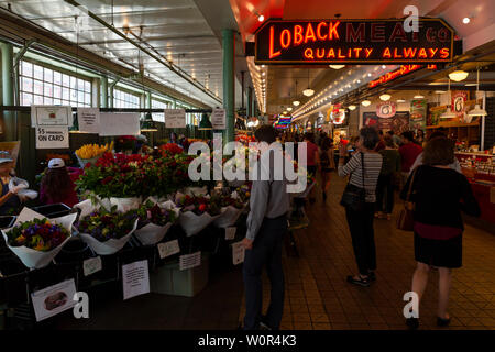 Vereinigte Staaten von Amerika, USA, Seattle, Washington, Pike Place, 10. Mai 2019. Anzeige der farbenfrohen frische Blumen im öffentlichen Markt Gebäude. Stockfoto