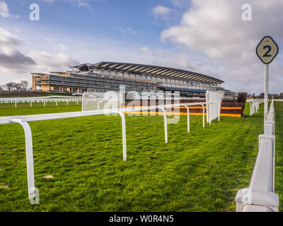 Ascot Racecourse, Ascot, Berkshire, England - Februar 2019 Blick auf Kurs und Tribüne Stockfoto