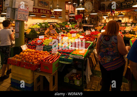 Vereinigte Staaten von Amerika, USA, Seattle, Washington, Pike Place, 10. Mai 2019. Anzeige von frischem Gemüse und Früchten im öffentlichen Markt Stockfoto