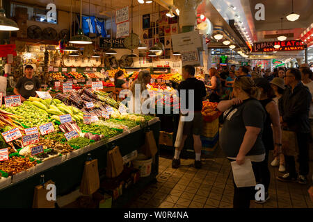 Vereinigte Staaten von Amerika, USA, Seattle, Washington, Pike Place, 10. Mai 2019. Anzeige von frischem Gemüse und Früchten im öffentlichen Markt Stockfoto