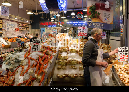 Vereinigte Staaten von Amerika, USA, Seattle, Washington, Pike Place, 10. Mai 2019. Anzeige der frische Meeresfrüchte im öffentlichen Markt Gebäude. Stockfoto