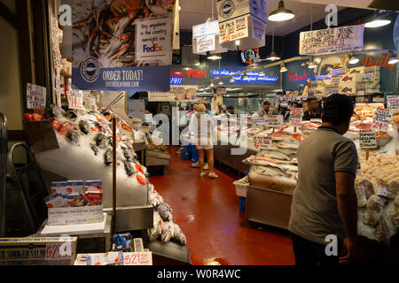 Vereinigte Staaten von Amerika, USA, Seattle, Washington, Pike Place, 10. Mai 2019. Anzeige der frische Meeresfrüchte im öffentlichen Markt Gebäude. Stockfoto