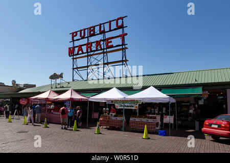 Vereinigte Staaten von Amerika, USA, Seattle, Washington, Pike Place, 10. Mai 2019. Blick auf die Straße von der Pike Place Market mit dem roten Public Market anmelden. Stockfoto