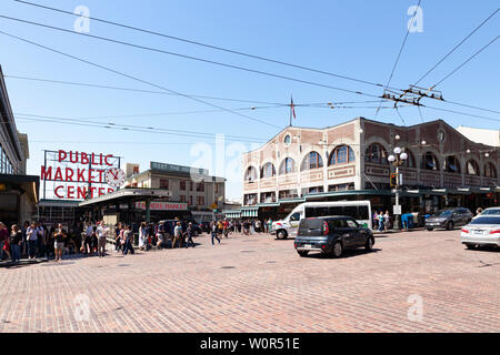 Vereinigte Staaten von Amerika, USA, Seattle, Washington, Pike Street und 1. Avenue, 10. Mai 2019. Blick von der Kreuzung auf den Pike Place Markt mit der Re Stockfoto