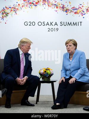 Osaka, Japan. 28 Juni, 2019. Bundeskanzlerin Angela Merkel (r, CDU) und Donald Trump, Präsident der Vereinigten Staaten von Amerika (USA), am Rande des G20-Gipfels zu Gesprächen treffen. Die Staats- und Regierungschefs der 19 führenden Industrieländern und aufstrebenden Ländern und der Europäischen Union treffen sich auf dem G20-Gipfel in Osaka (Japan) am 28. und 29. Juni 2019. Quelle: Bernd von Jutrczenka/dpa/Alamy leben Nachrichten Stockfoto