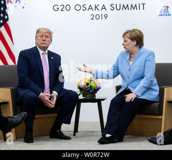 Osaka, Japan. 28 Juni, 2019. Bundeskanzlerin Angela Merkel (r, CDU) und Donald Trump, Präsident der Vereinigten Staaten von Amerika (USA), am Rande des G20-Gipfels zu Gesprächen treffen. Die Staats- und Regierungschefs der 19 führenden Industrieländern und aufstrebenden Ländern und der Europäischen Union treffen sich auf dem G20-Gipfel in Osaka (Japan) am 28. und 29. Juni 2019. Quelle: Bernd von Jutrczenka/dpa/Alamy leben Nachrichten Stockfoto