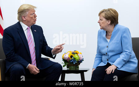 Osaka, Japan. 28 Juni, 2019. Bundeskanzlerin Angela Merkel (r, CDU) und Donald Trump, Präsident der Vereinigten Staaten von Amerika (USA), am Rande des G20-Gipfels zu Gesprächen treffen. Die Staats- und Regierungschefs der 19 führenden Industrieländern und aufstrebenden Ländern und der Europäischen Union treffen sich auf dem G20-Gipfel in Osaka (Japan) am 28. und 29. Juni 2019. Quelle: Bernd von Jutrczenka/dpa/Alamy leben Nachrichten Stockfoto