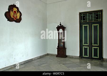 Antike Uhr, Symbol und Tür in Yogyakarta Palace. Naxos Palace, oder Keraton Yogyakarta, wurde 1755 erbaut - 1756 für Sultans Hamengkubuwono I. Stockfoto