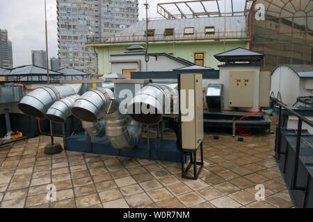 Lüftung und Klimaanlage eines Wohngebäudes auf dem Dach eines Gebäudes Stockfoto