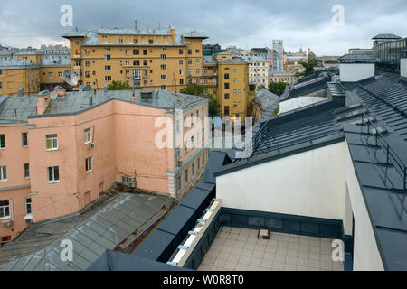 Blick über die Dächer von Wohnhäusern in Moskau Arbat Straße Stockfoto