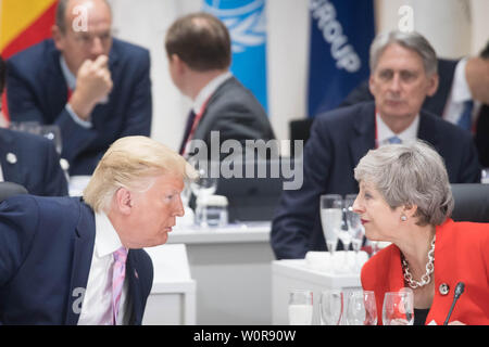 US-Präsident Donald Trump Chats mit dem britischen Premierminister Theresa kann bei der ersten Arbeitssitzung der G20-Gipfel in Osaka, Japan. Stockfoto