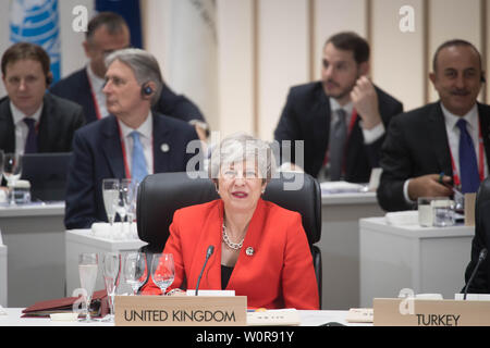 Der britische Premierminister Theresa kann bei der ersten Arbeitssitzung der G20-Gipfel in Osaka, Japan. Stockfoto