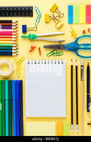 Flach Zusammensetzung mit anderen Schule Schreibwaren auf gelben Hintergrund. Platz für Text. Stockfoto