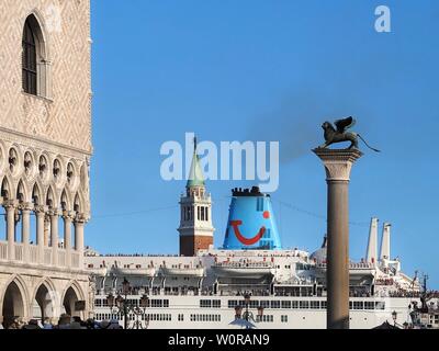 Ein riesiges Kreuzfahrtschiff vorbei Markusplatz in Venedig in Italien Stockfoto