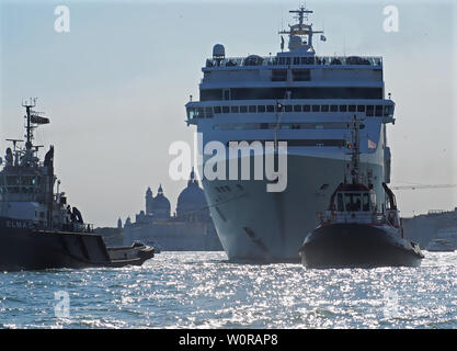 Ein riesiges Kreuzfahrtschiff vorbei Markusplatz in Venedig in Italien Stockfoto