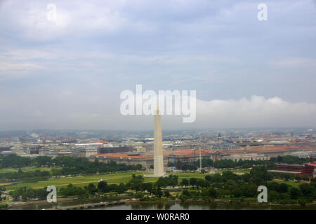 Luftbild des Washington Monument auf der Washington Mall in Washington DC an einem bewölkten Tag. Stockfoto