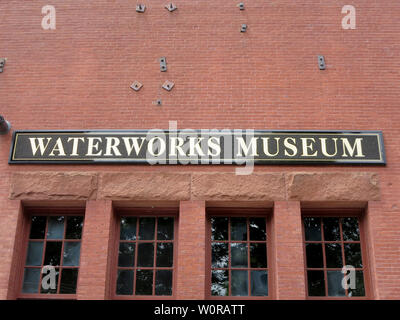 Boston - Juni 9, 2014: historische Wasserwerk Museum Zeichen, das auf dem ursprünglichen Chestnut Hill Behälter befindet und Pumpstation in Boston auf einem Ni Stockfoto