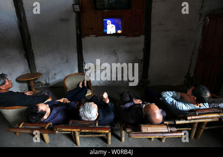 Am 21. Mai 2009, eine Gruppe von älteren Menschen in Yongkang Hou Wu Village, Zhejiang, watete in die Aktivität Zimmer des Dorfes ältere Assoziation zum Fernsehen und ein bequemes Leben führen. Stockfoto