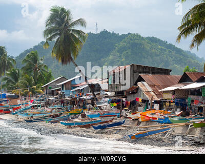 Kiamba, den Philippinen - 31. Mai, 2019: Fishermen's Häuser mit outrigger Boote am Strand in Kiamba, Sarangani Provinz der Philippinen. Stockfoto