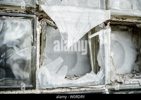 Nahaufnahme einer zerbrochenen Glas, Fenster, in einem verlassenen Gebäude Stockfoto