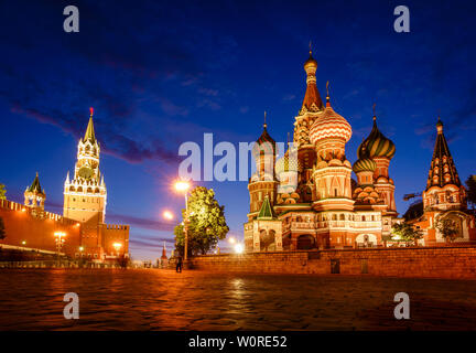 Malerischer Blick auf St. Basilius Kathedrale auf dem Roten Platz in Moskau, Russland nach Sonnenuntergang Stockfoto