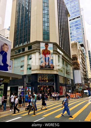 Der einen Seite der Straße Markt in der Hong Kong Special Administrative Region, die geerdete Gassen, traditionellen Straßenbahnen (Ding Ding Autos) und Bushaltestelle Zeichen sind die Atmosphäre des Lebens durch den Menschen in Hongkong jeden Tag konfrontiert sind.) Stockfoto