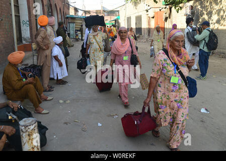 Lahore, Pakistan. 27 Juni, 2019. Indische Sikh Pilger kamen in Lahore Bahnhof mit dem Zug aus Indien durch Wagah Border, wie sie kommen 180 Todestages des Maharadschas Ranjeet Singh in Lahore am 27. Juni 2019 zu besuchen. 413 indischen Sikh Pilger werden erwartet, in Pakistan zu kommen, um die 180 Todestages von Maharaja Ranjit Singh, der Führer der Sikhs Empire zu feiern. Maharaja Ranjeet Singh, das war ein ehemaliger Sikh Herrscher der Vereinigten Region Punjab unter britischer Kolonialherrschaft. Credit: Rana Sajid Hussain/Pacific Press/Alamy leben Nachrichten Stockfoto