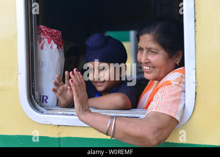 Lahore, Pakistan. 27 Juni, 2019. Indische Sikh Pilger kamen in Lahore Bahnhof mit dem Zug aus Indien durch Wagah Border, wie sie kommen 180 Todestages des Maharadschas Ranjeet Singh in Lahore am 27. Juni 2019 zu besuchen. 413 indischen Sikh Pilger werden erwartet, in Pakistan zu kommen, um die 180 Todestages von Maharaja Ranjit Singh, der Führer der Sikhs Empire zu feiern. Maharaja Ranjeet Singh, das war ein ehemaliger Sikh Herrscher der Vereinigten Region Punjab unter britischer Kolonialherrschaft. Credit: Rana Sajid Hussain/Pacific Press/Alamy leben Nachrichten Stockfoto