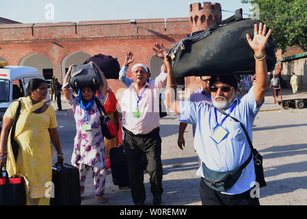 Lahore, Pakistan. 27 Juni, 2019. Indische Sikh Pilger kamen in Lahore Bahnhof mit dem Zug aus Indien durch Wagah Border, wie sie kommen 180 Todestages des Maharadschas Ranjeet Singh in Lahore am 27. Juni 2019 zu besuchen. 413 indischen Sikh Pilger werden erwartet, in Pakistan zu kommen, um die 180 Todestages von Maharaja Ranjit Singh, der Führer der Sikhs Empire zu feiern. Maharaja Ranjeet Singh, das war ein ehemaliger Sikh Herrscher der Vereinigten Region Punjab unter britischer Kolonialherrschaft. Credit: Rana Sajid Hussain/Pacific Press/Alamy leben Nachrichten Stockfoto