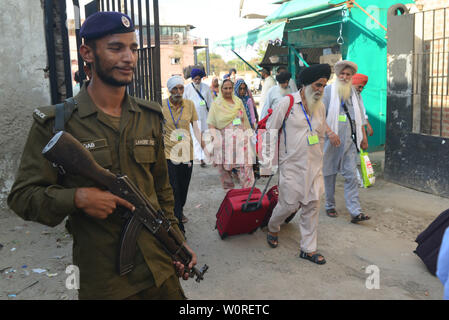 Lahore, Pakistan. 27 Juni, 2019. Indische Sikh Pilger kamen in Lahore Bahnhof mit dem Zug aus Indien durch Wagah Border, wie sie kommen 180 Todestages des Maharadschas Ranjeet Singh in Lahore am 27. Juni 2019 zu besuchen. 413 indischen Sikh Pilger werden erwartet, in Pakistan zu kommen, um die 180 Todestages von Maharaja Ranjit Singh, der Führer der Sikhs Empire zu feiern. Maharaja Ranjeet Singh, das war ein ehemaliger Sikh Herrscher der Vereinigten Region Punjab unter britischer Kolonialherrschaft. Credit: Rana Sajid Hussain/Pacific Press/Alamy leben Nachrichten Stockfoto